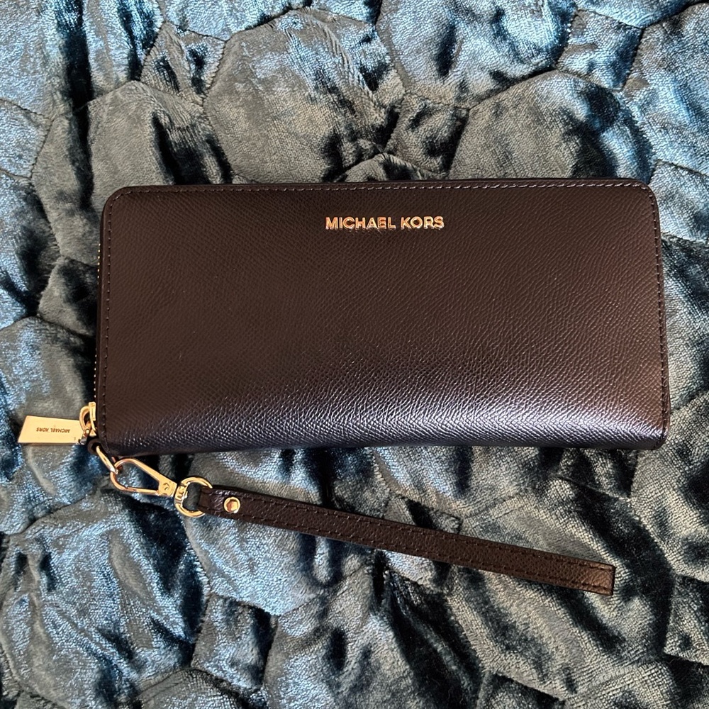 Michael Kors jet set large wallet/wristlet